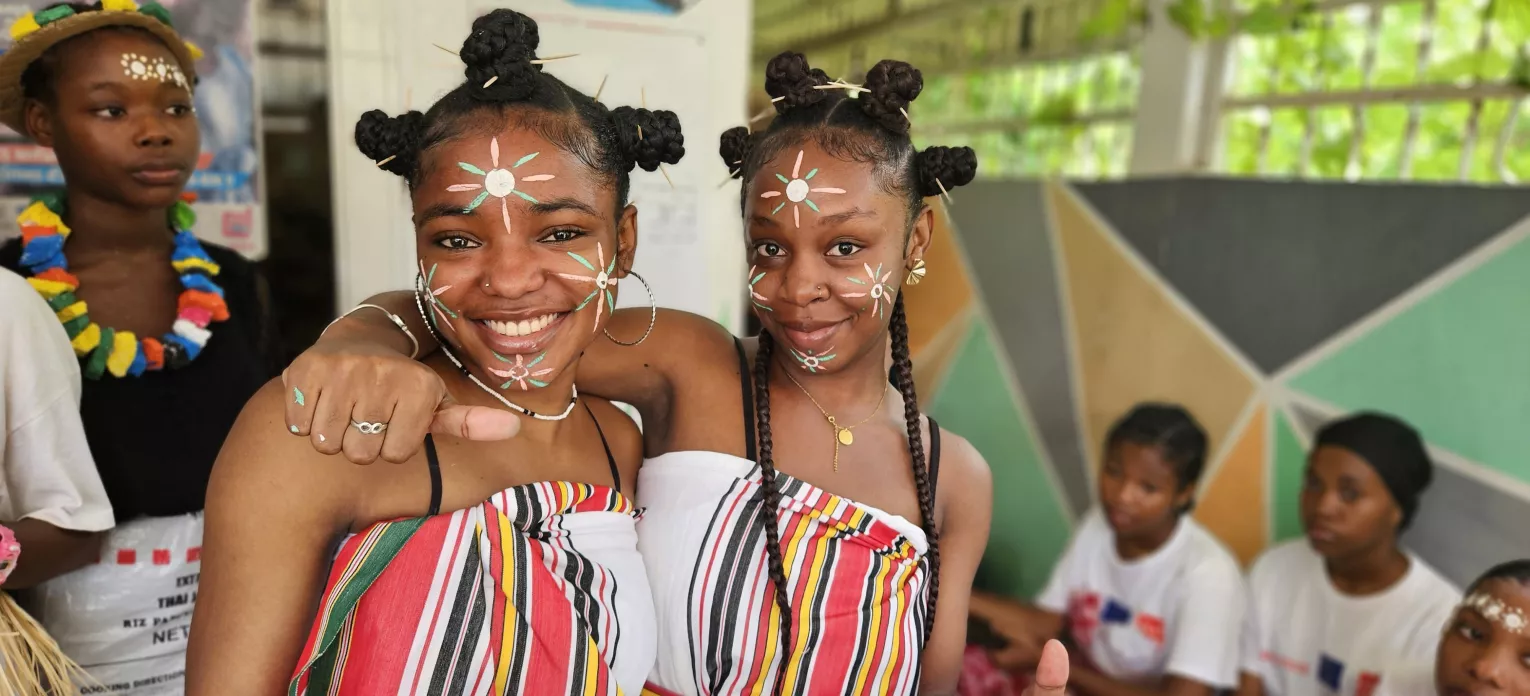 Portraits de jeunes filles à l'occasion du carnaval organisé par le dispositif M'sayidié, le 27 avril 2024, en l'honneur de l'abolition de l'esclavage.
