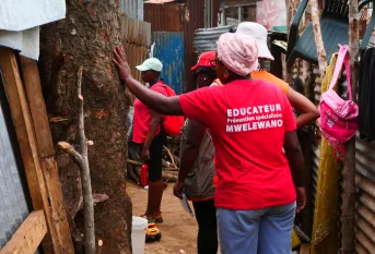 Échange entre une éducatrice et des habitants des quartiers à Mayotte