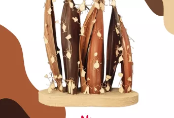 Production a base de cosse de palmier, de fils de fer et de page de poésie, qui forme un ensemble 