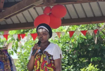 Jeune fille qui parle sur scene 