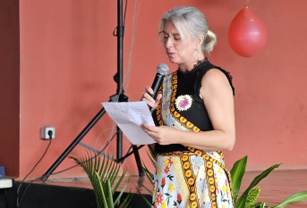 Femme debout qui parle au micro