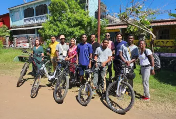 groupe de jeunes avec des vélos 