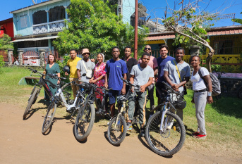 groupe de jeunes avec des vélos
