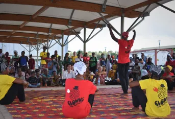 Jeunes en train de faire une scène de théatre