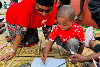 femme qui dessine avec un enfant