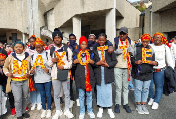 Groupe de jeunes et de professionnels qui portent les lettres de MAYOTTE