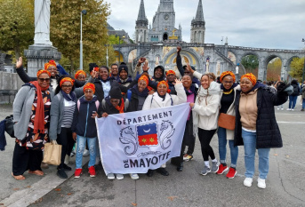 Jeunes et pro qui posent avec le drapeau de mayotte.