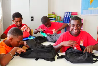 groupe de jeunes qui ouvrent leurs cartables 