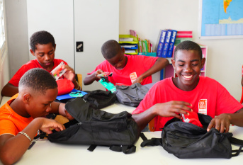 groupe de jeunes qui ouvrent leurs cartables 