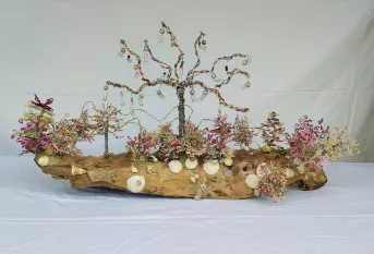 Œuvre mélangeant perle et bois 