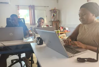 Groupes de professionnels qui bosse 