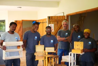 Les 6 membres de l'ACI Laka Ya Baraka posent pour une photo de groupe devant leurs créations.