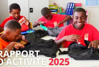 Un groupe de jeunes collégiens sourient en classe