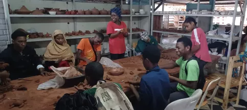 Groupe de jeunes en atelier "découverte poterie".