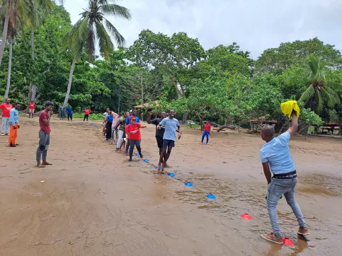 Des gens qui font des activités sportives sur la plage 