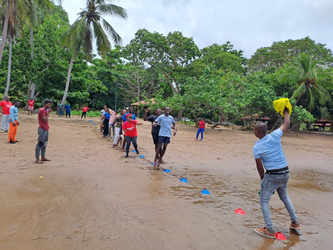 Des gens qui font des activités sportives sur la plage