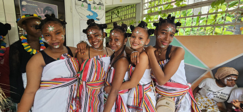 Groupe de jeunes filles déguisées qui sourient