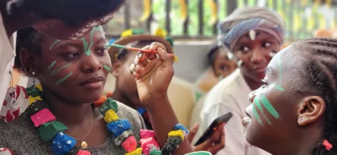 jeunes filles qui se maquillent en plan paysage