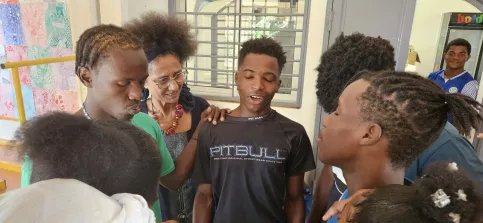 Groupe de jeunes en train de chanter 