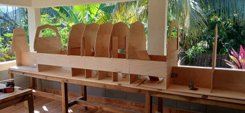 Armature d'une pirogue en construction