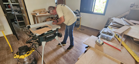 Formateur artisanat en plein travail sur du bois