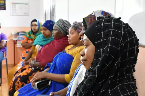 groupe de femmes de profils en tenues traditionnelles mahoraises 