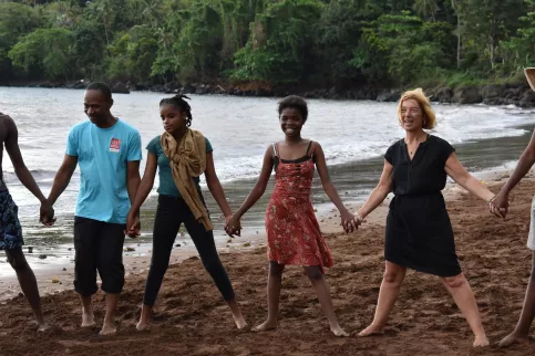 chaine humaine sur la plage 