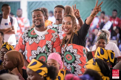 deux professionnels qui font un sourire entourés de gens 