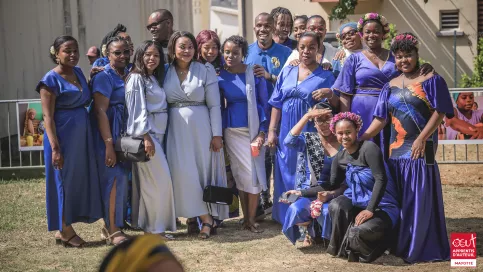 Groupes de professionnels habillés en bleu 