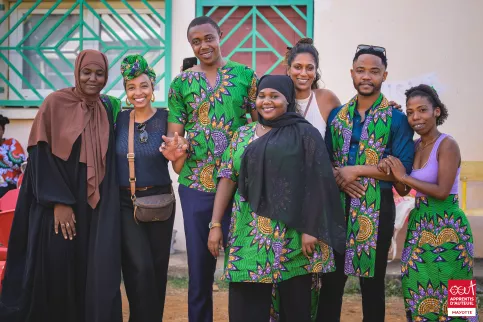 Groupes de professionnels habillés en vert