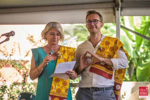 Directeurs sur scènes qui sourient 