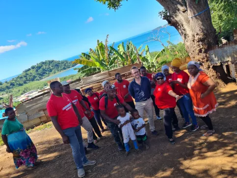équipe au complet lors d'une sortie de cohésion 