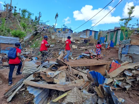 Éducateurs qui se déplacent dans les zones accidentés de Mayotte après le passage du cyclone Chido