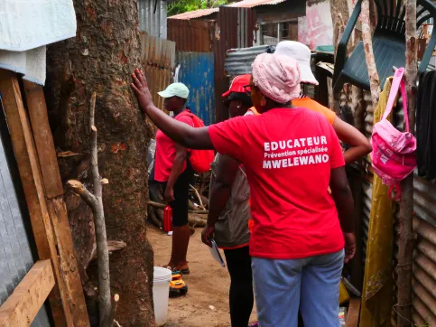 Échange entre une éducatrice et des habitants des quartiers à Mayotte