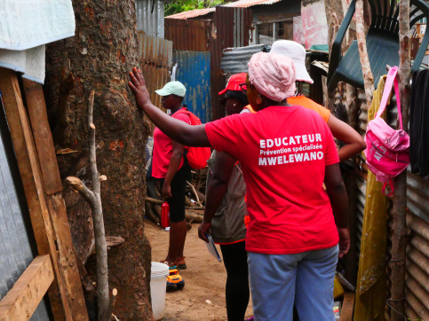 Échange entre une éducatrice et des habitants des quartiers à Mayotte