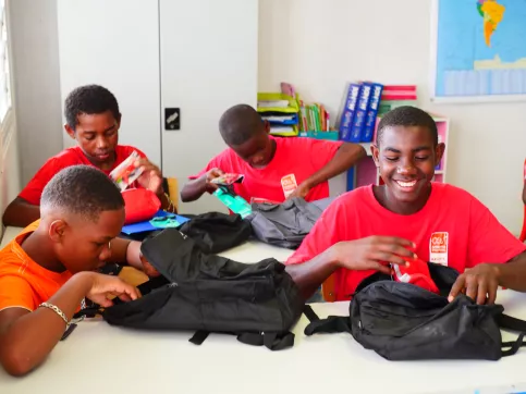 groupes de jeunes garçons qui s'installent en cours 