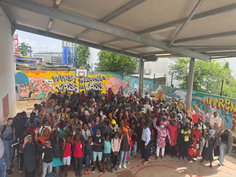 L'ensemble des élèves rassemblés dans la cour de l'établissement.