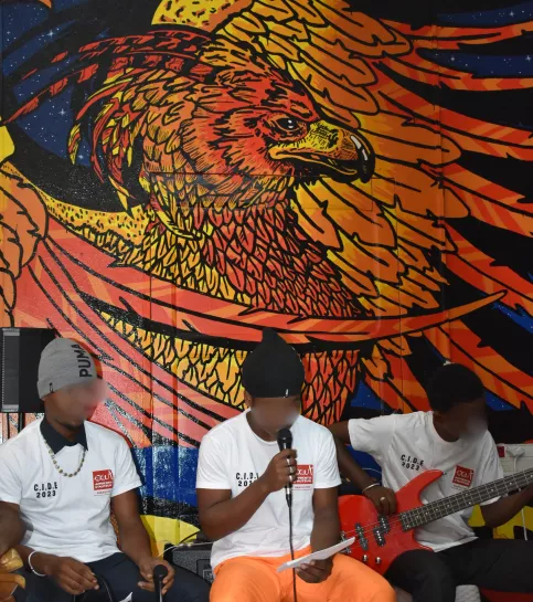 Jeunes garçons qui chantent 