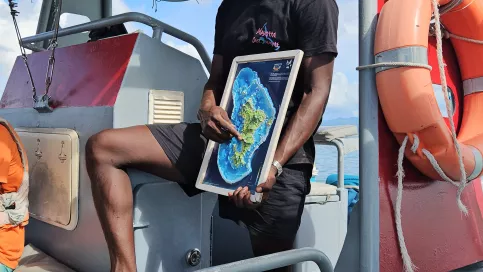 gros plan sur une carte de Mayotte présentés par un pro 