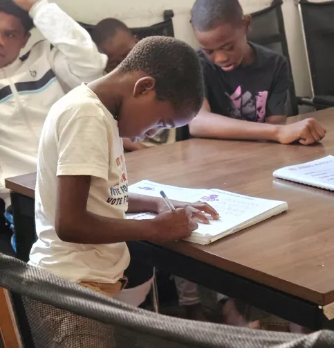 Jeune garçon qui li un livre 