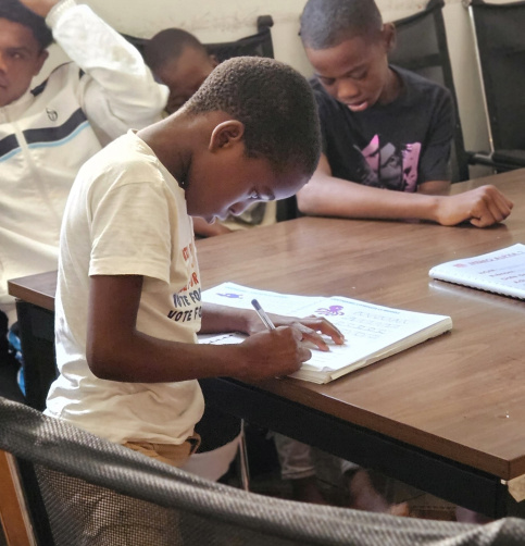 Jeune garçon qui li un livre