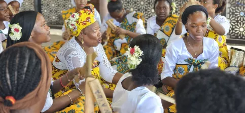Groupe de femmes qui chantent 