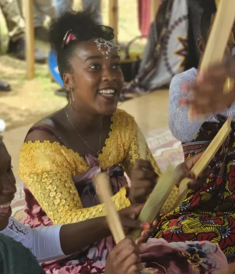 Jeune fille qui pratique le M'biwi a l'occasion de l'anniversaire de la Prévention Spécialisée 