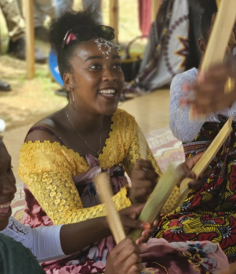 Jeune fille qui pratique le M'biwi a l'occasion de l'anniversaire de la Prévention Spécialisée