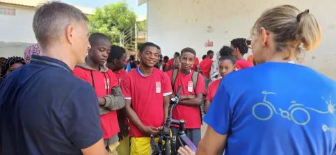 groupe de jeune en découverte d'un métier 