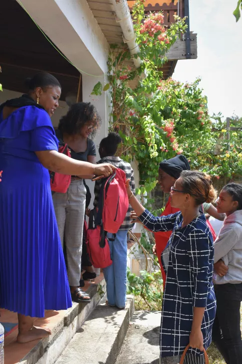 Distribution de kit hygiène, confectionné grâce à la générosité de la banque BFC.
