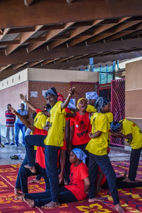 Jeunes en train de faire une scène de théatre
