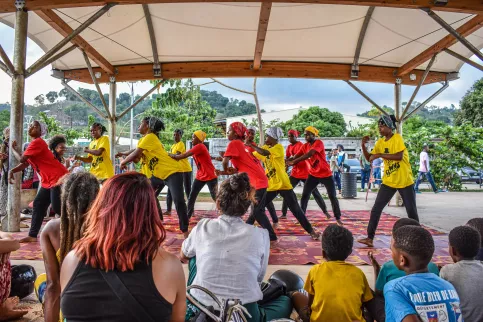 Jeunes en train de faire une scène de théatre