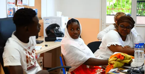 jeune fille de profil assis a un bureau