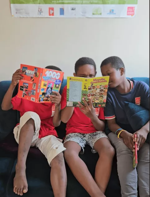 Jeunes garçons qui lisent des livres 